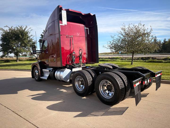 2023 Kenworth T680 52" Mid Roof Sleeper, exterior photo 5