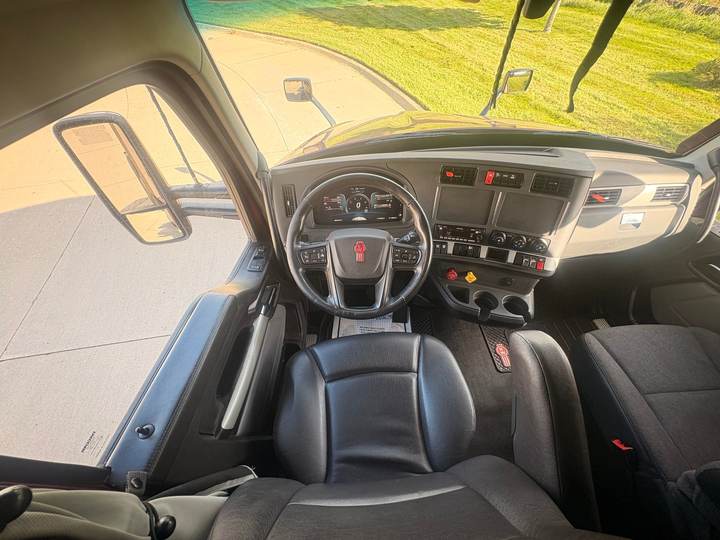 2023 Kenworth T680 52" Mid Roof Sleeper, interior photo 7