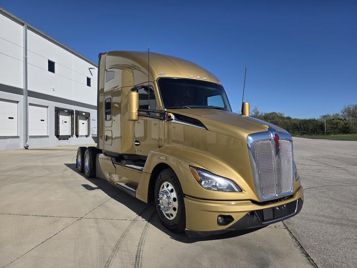2023 Kenworth T680 76" Sleeper, X15 and 13-Speed, photo 1