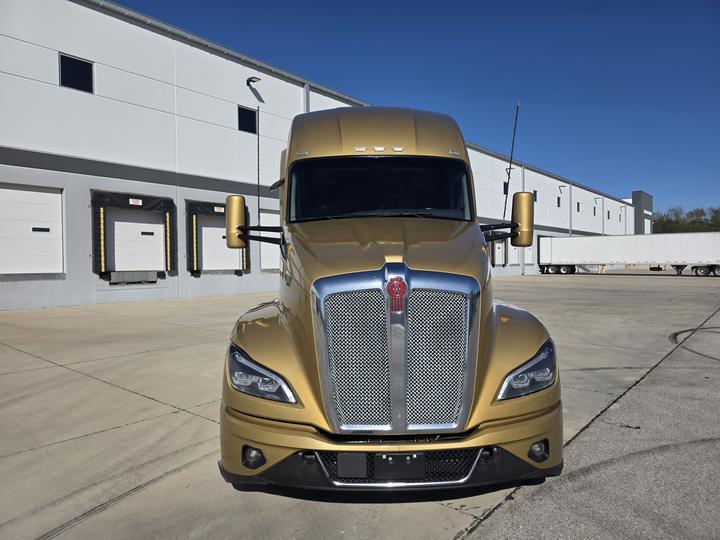 2023 Kenworth T680 76" Sleeper, X15 and 13-Speed, photo 2