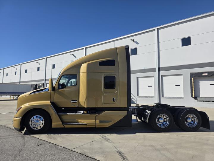 2023 Kenworth T680 76" Sleeper, X15 and 13-Speed, photo 3