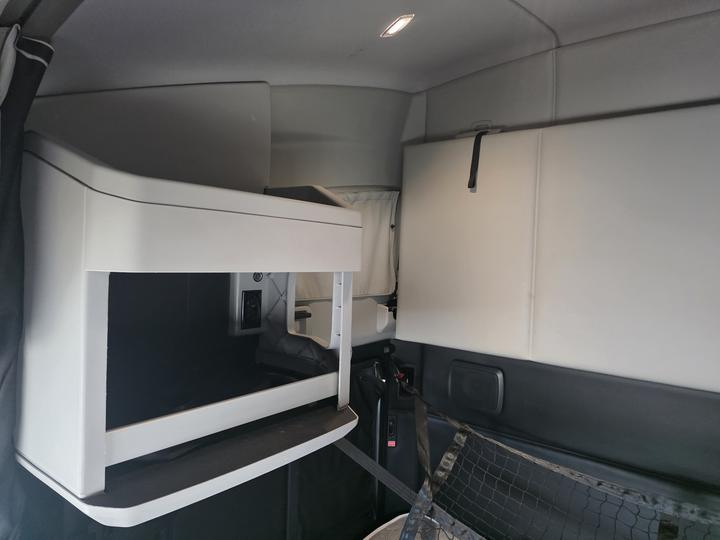 2023 Kenworth T680 76" Sleeper, 13-Speed Manual, sleeper with fridge cabinet