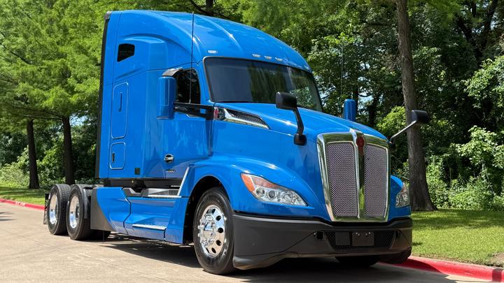 2023 Kenworth T680 76" Sleeper with APU, photo 1