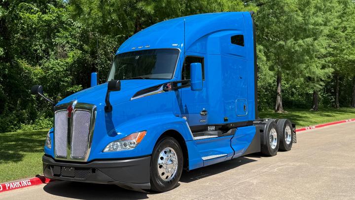 2023 Kenworth T680 76" Sleeper with APU, photo 2