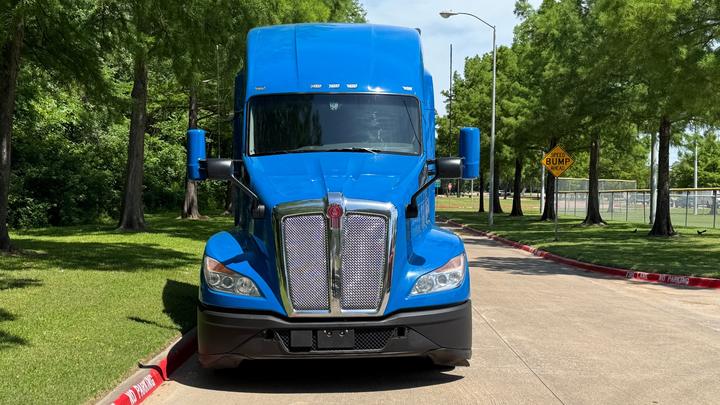 2023 Kenworth T680 76" Sleeper with APU, photo 3