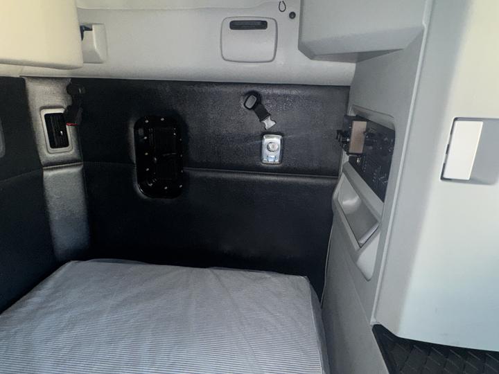 2023 Kenworth T680 76" Sleeper with APU, photo 8