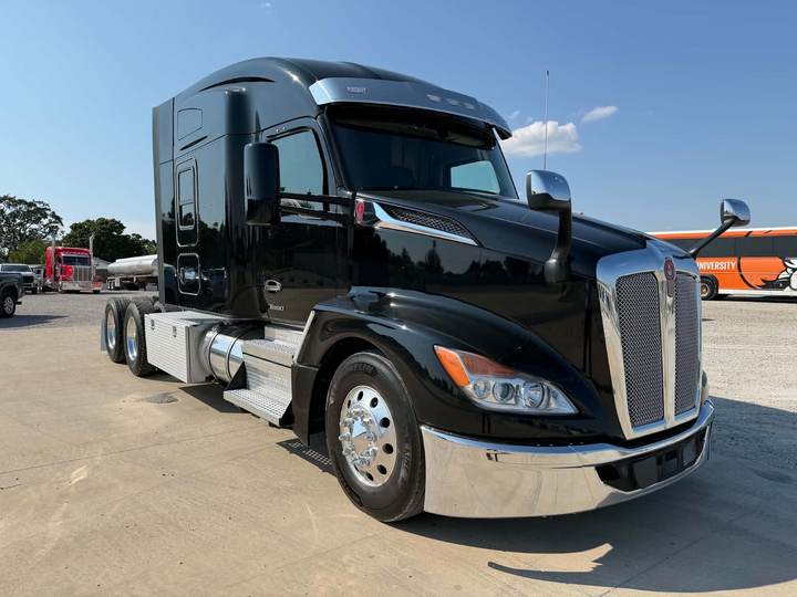 2023 Kenworth T680 76" Mid Roof Sleeper, exterior photo 1