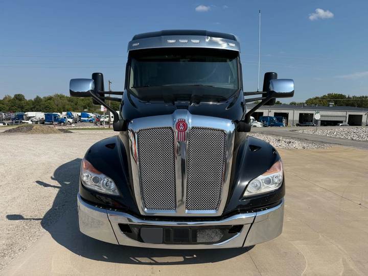 2023 Kenworth T680 76" Mid Roof Sleeper, exterior photo 3