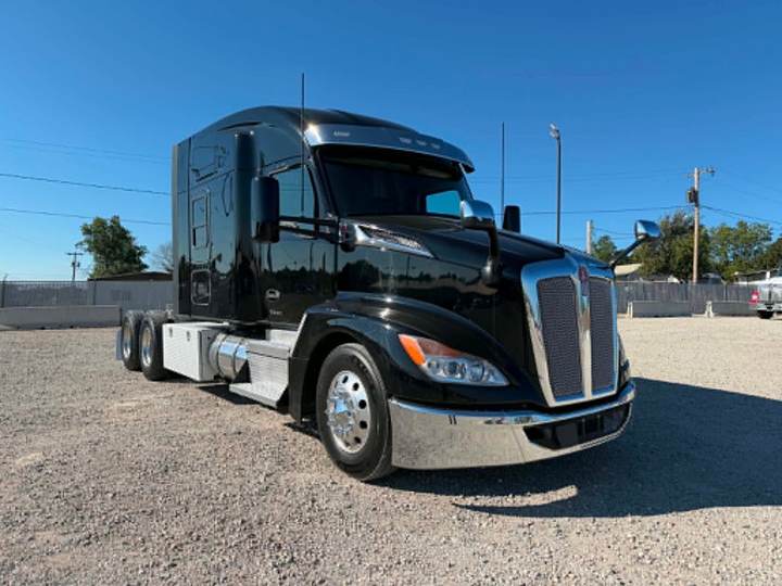 2023 Kenworth T680 76" Mid Roof Sleeper, exterior photo 3