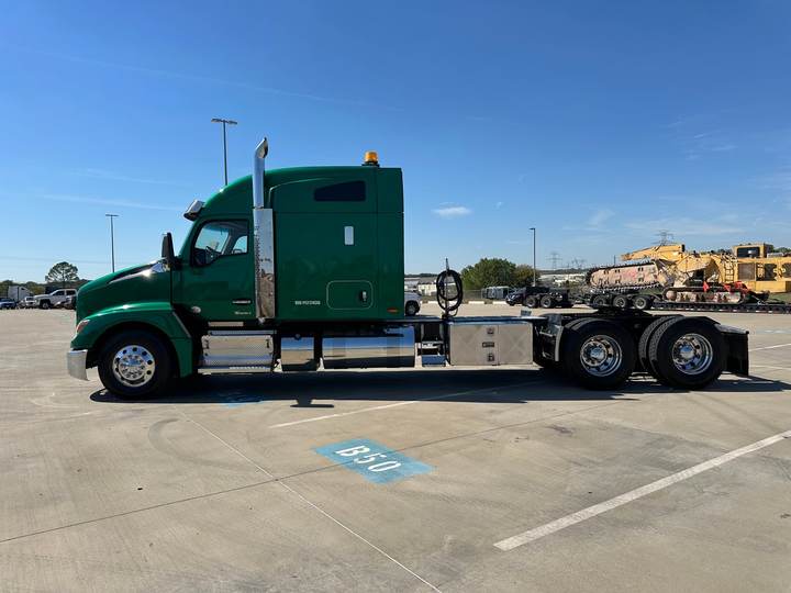 2023 Kenworth T680 76" Mid Roof Sleeper, exterior photo 5
