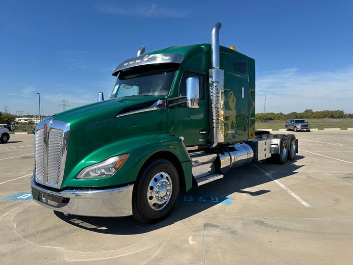 2023 Kenworth T680 76" Mid Roof Sleeper, exterior photo 6