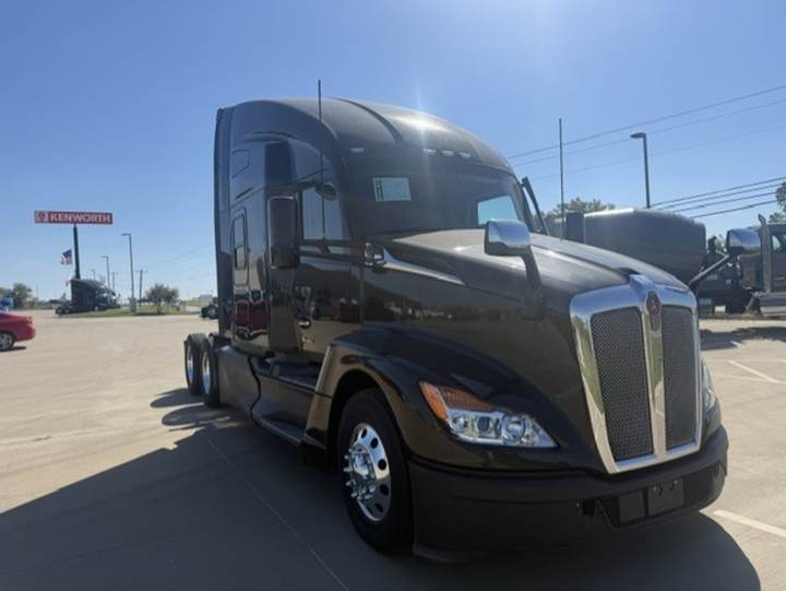 2023 Kenworth T680 76" Mid Roof Sleeper, exterior photo 1
