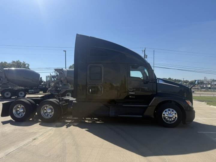 2023 Kenworth T680 76" Mid Roof Sleeper, exterior photo 2