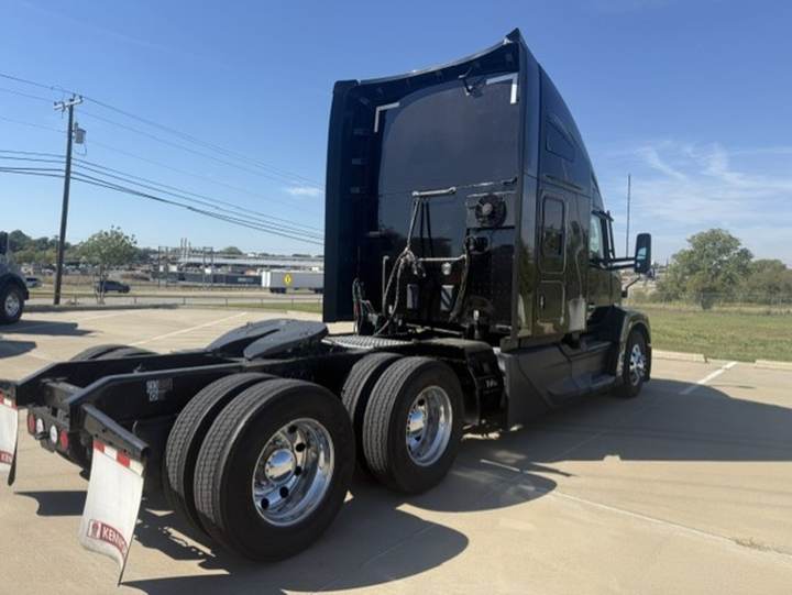 2023 Kenworth T680 76" Mid Roof Sleeper, exterior photo 3