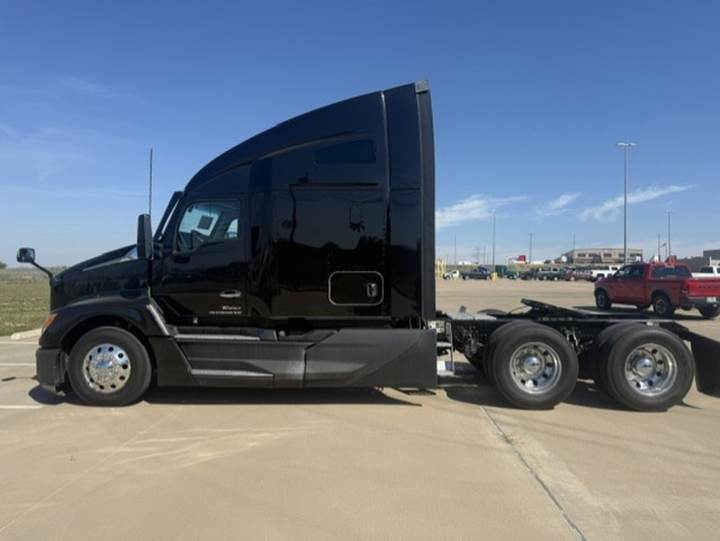 2023 Kenworth T680 76" Mid Roof Sleeper, exterior photo 6