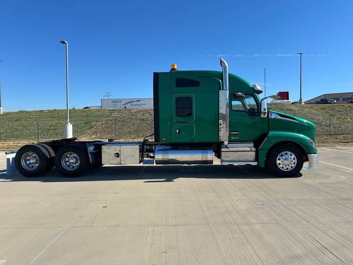 2023 Kenworth T680 76" Mid Roof Sleeper, exterior photo 2