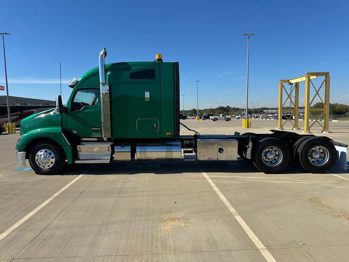2023 Kenworth T680 76" Mid Roof Sleeper, exterior photo 3