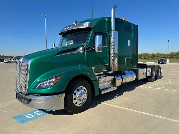 2023 Kenworth T680 76" Mid Roof Sleeper, exterior photo 4