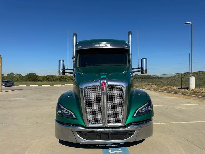 2023 Kenworth T680 76" Mid Roof Sleeper, exterior photo 5