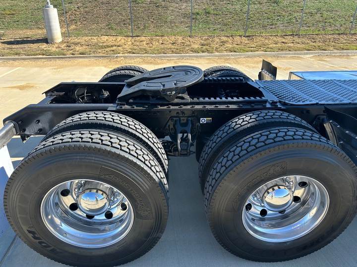 2023 Kenworth T680 76" Mid Roof Sleeper, exterior photo 6