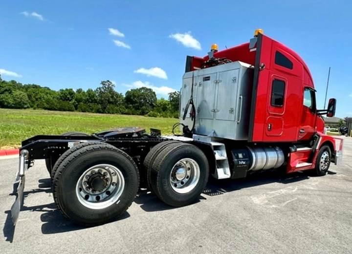 2023 Kenworth T680 76" Mid Roof Sleeper, exterior photo 4