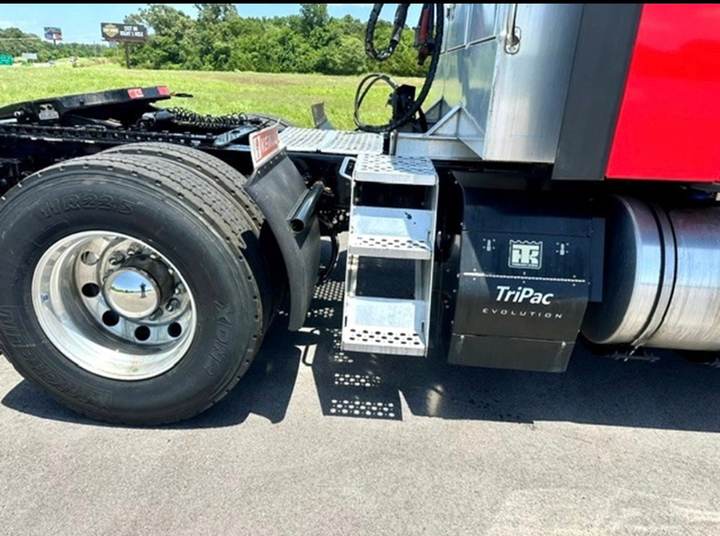 2023 Kenworth T680 76" Mid Roof Sleeper, exterior photo 6