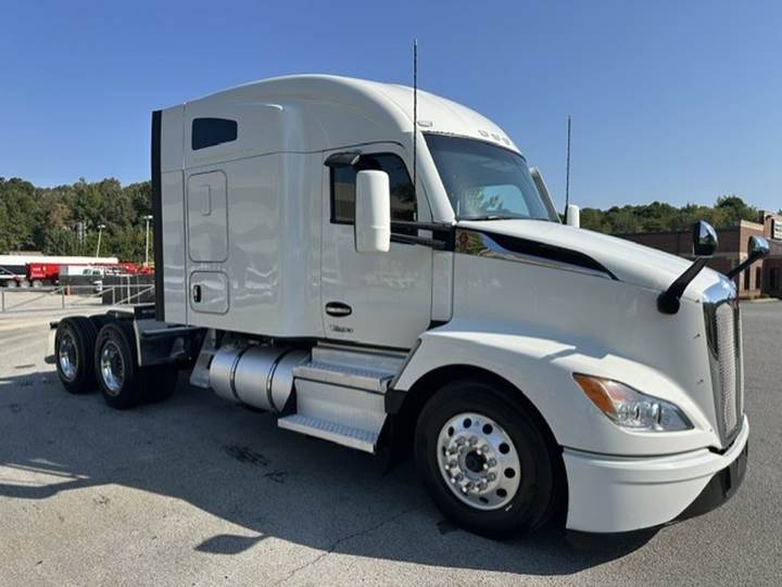 2023 Kenworth T680 76" Mid Roof Sleeper, exterior photo 1
