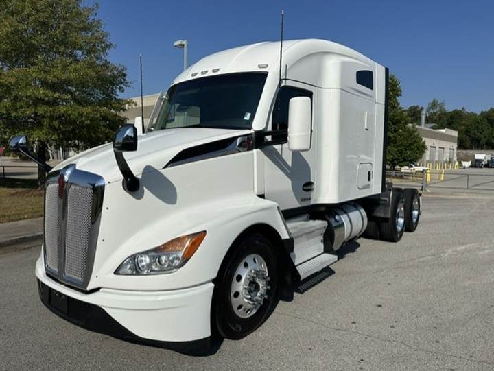 2023 Kenworth T680 76" Mid Roof Sleeper, exterior photo 2