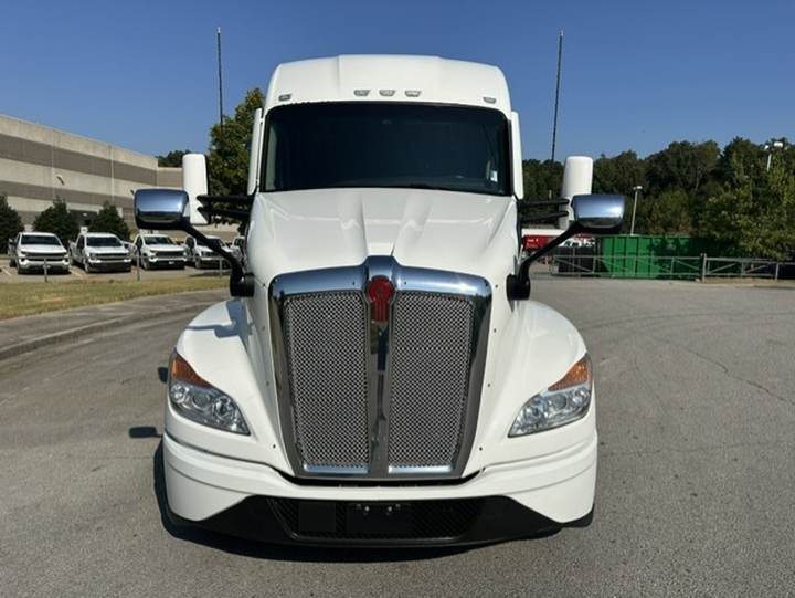 2023 Kenworth T680 76" Mid Roof Sleeper, exterior photo 4