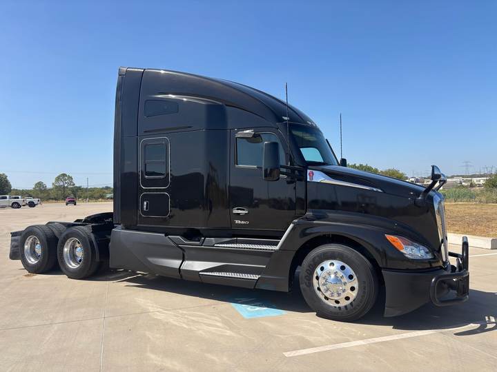2023 Kenworth T680 76" Raised Roof Sleeper, exterior photo 1