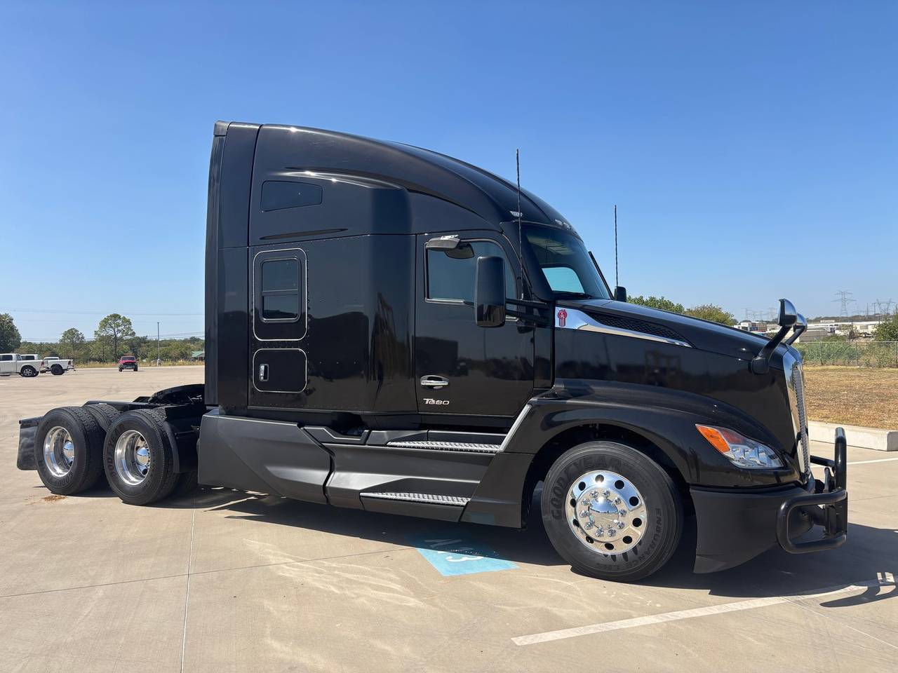 2023 Kenworth T680 76" Raised Roof Sleeper, exterior photo 1