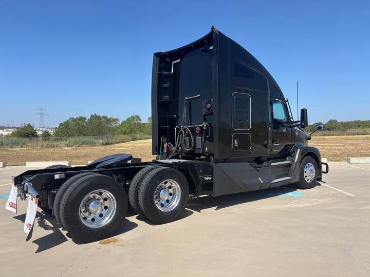 2023 Kenworth T680 76" Raised Roof Sleeper, exterior photo 3