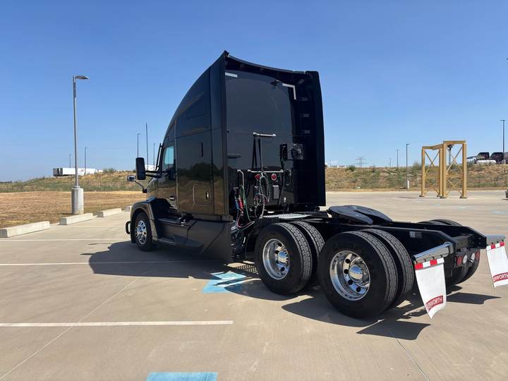 2023 Kenworth T680 76" Raised Roof Sleeper, exterior photo 4