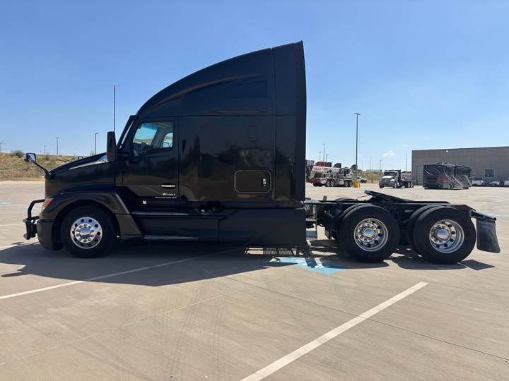 2023 Kenworth T680 76" Raised Roof Sleeper, exterior photo 5