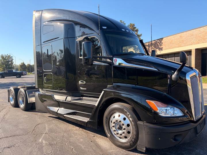 2023 Kenworth T680 76" Raised Roof Sleeper, exterior photo 1