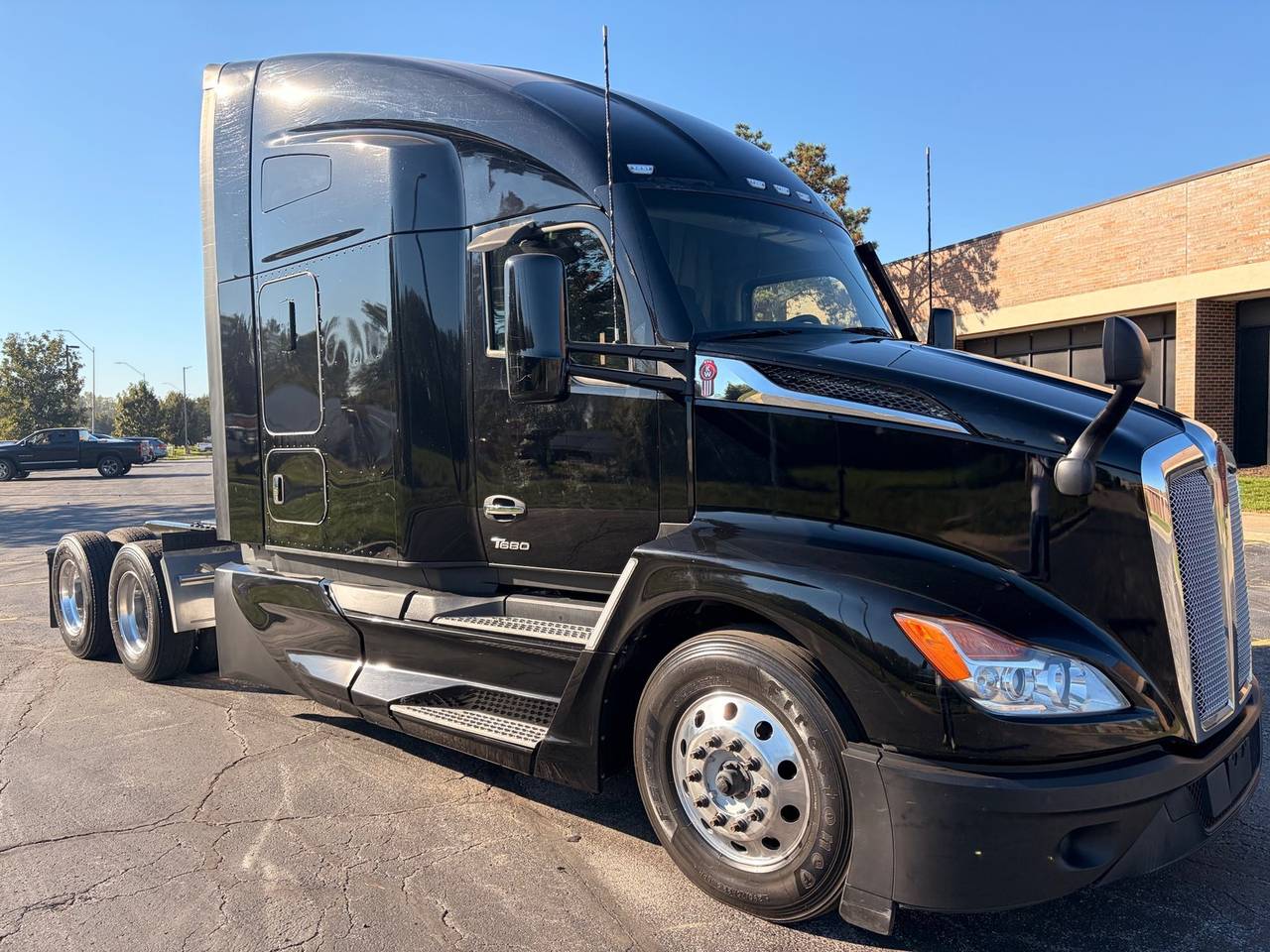 2023 Kenworth T680 76" Raised Roof Sleeper, exterior photo 1