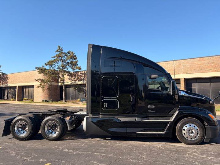 2023 Kenworth T680 76" Raised Roof Sleeper, exterior photo 2