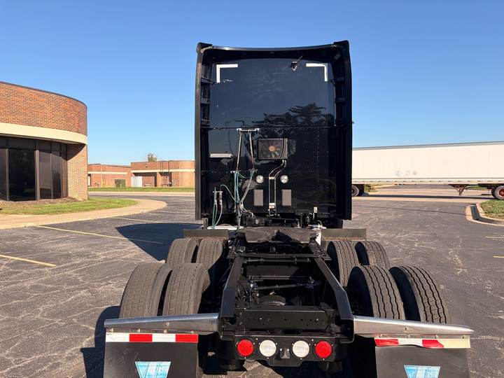 2023 Kenworth T680 76" Raised Roof Sleeper, exterior photo 4