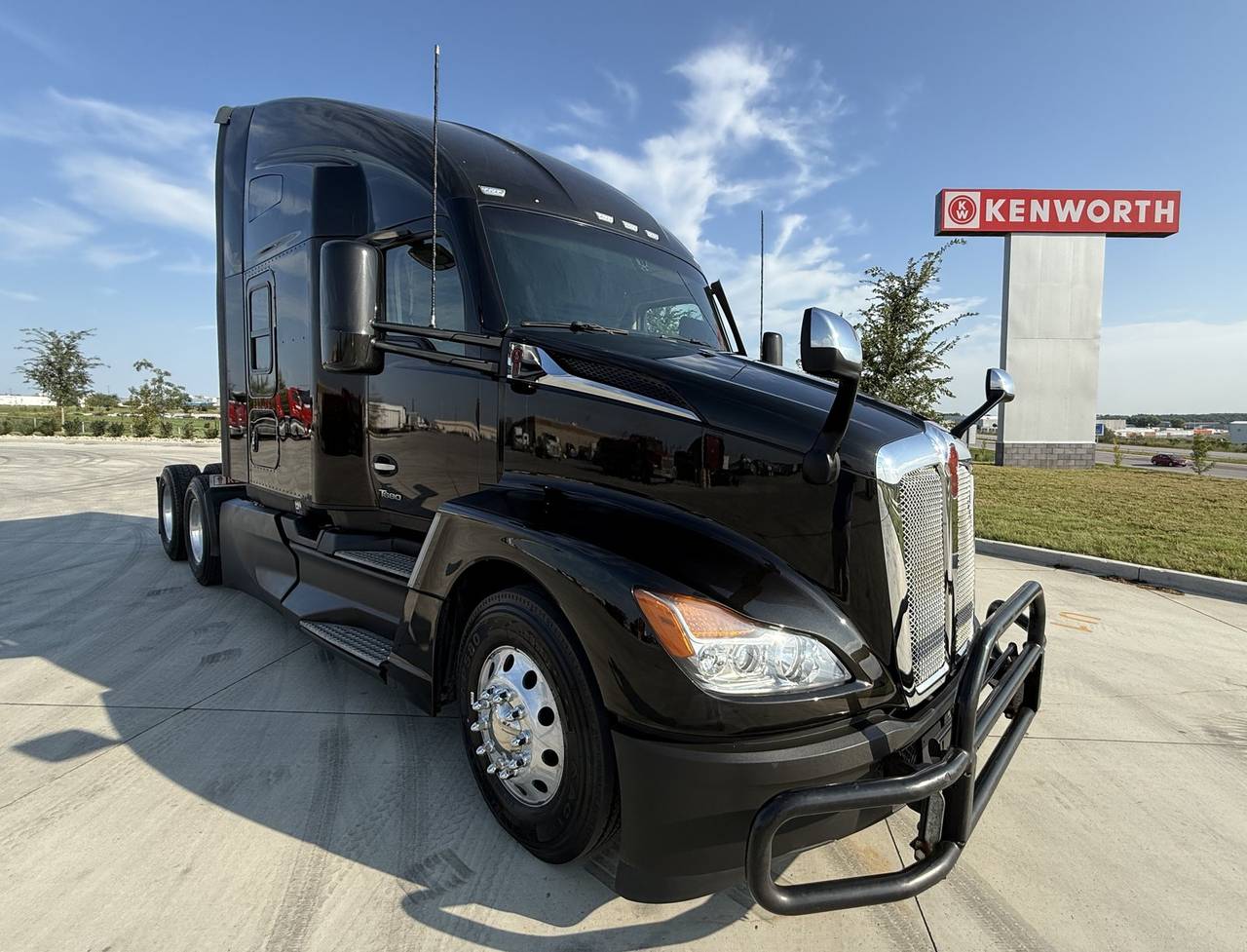 2023 Kenworth T680 76" Raised Roof Sleeper, exterior photo 1
