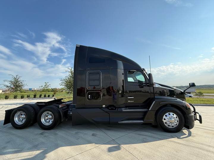 2023 Kenworth T680 76" Raised Roof Sleeper, exterior photo 2