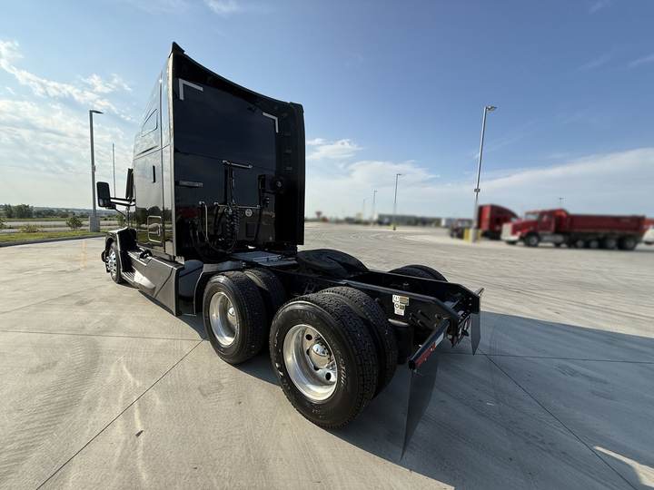 2023 Kenworth T680 76" Raised Roof Sleeper, exterior photo 4