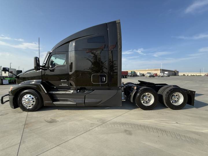 2023 Kenworth T680 76" Raised Roof Sleeper, exterior photo 5