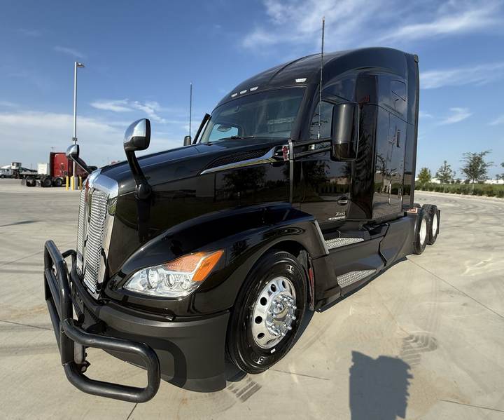 2023 Kenworth T680 76" Raised Roof Sleeper, exterior photo 6