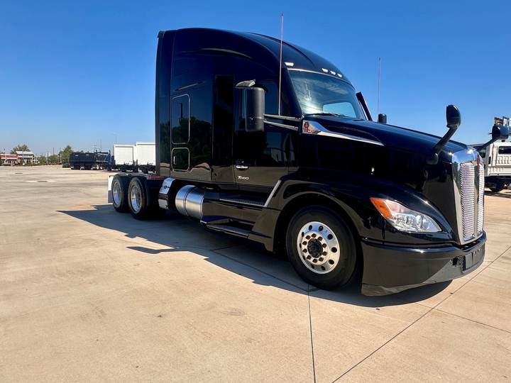 2023 Kenworth T680 76" Raised Roof Sleeper, exterior photo 5