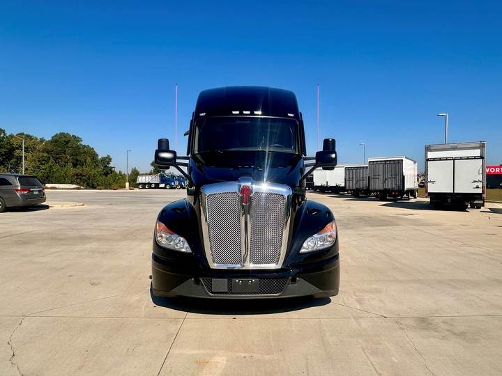 2023 Kenworth T680 76" Raised Roof Sleeper, exterior photo 6