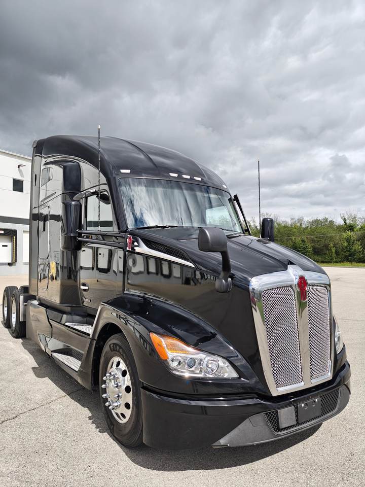 2023 Kenworth T680 76" Raised Roof Sleeper, exterior photo 1