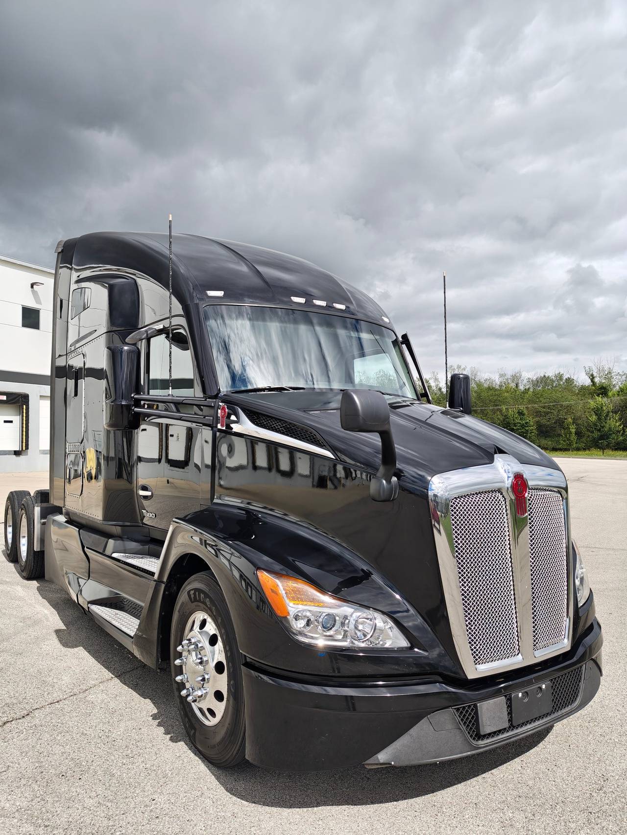 2023 Kenworth T680 76" Raised Roof Sleeper, exterior photo 1