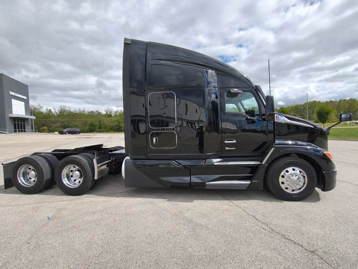 2023 Kenworth T680 76" Raised Roof Sleeper, exterior photo 2