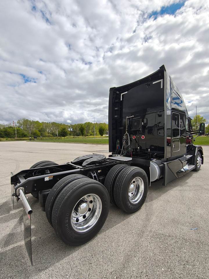 2023 Kenworth T680 76" Raised Roof Sleeper, exterior photo 3