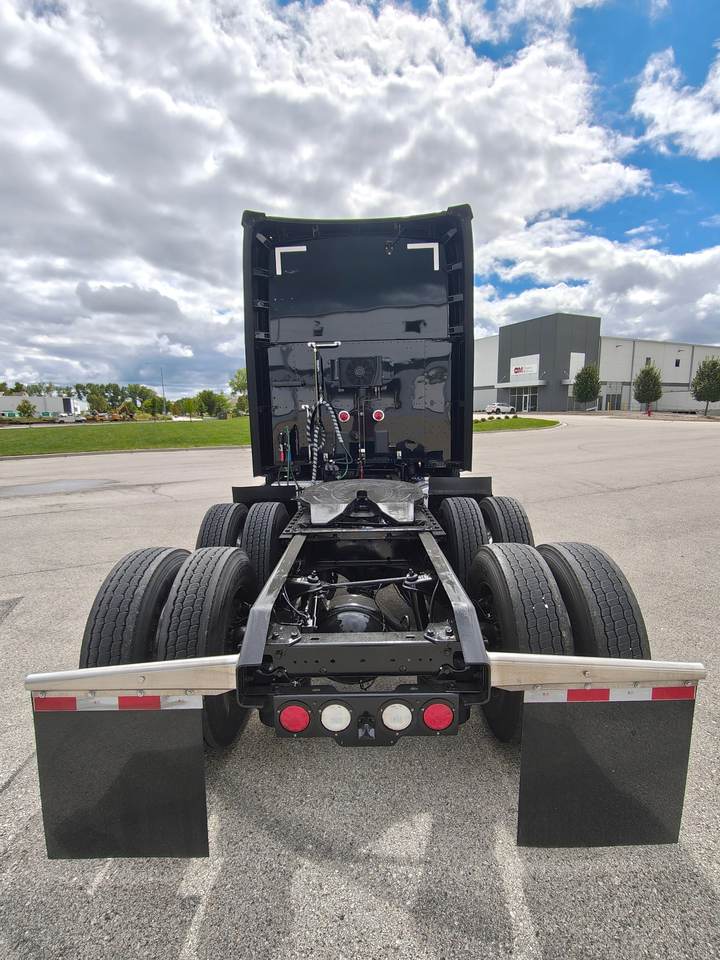 2023 Kenworth T680 76" Raised Roof Sleeper, exterior photo 4